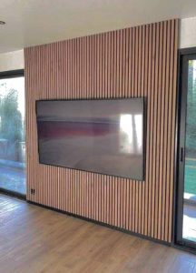 panneaux décoratifs dans un salon, une télévision est accrochée au dessus