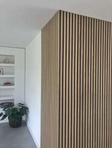 panneaux décoratifs sur l'angle d'un mur