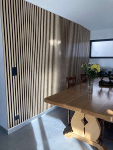 rendu de panneaux décoratifs sur un mur dans une salle à manger