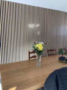 rendu de panneaux décoratifs dans une salle à manger